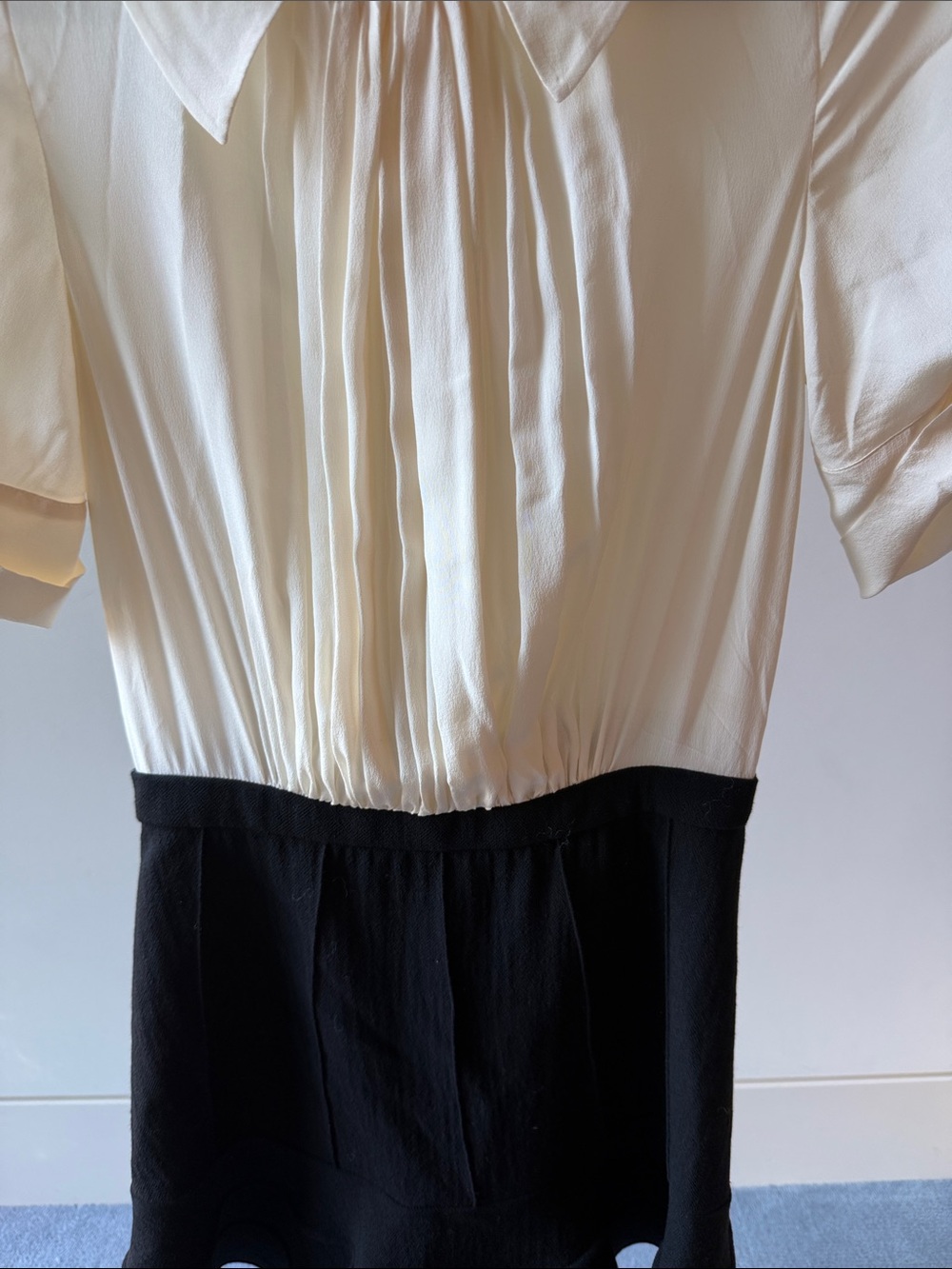 Miu Miu Black and Cream Two-Tone Pleated Mini Dress - Picture 4 of 10